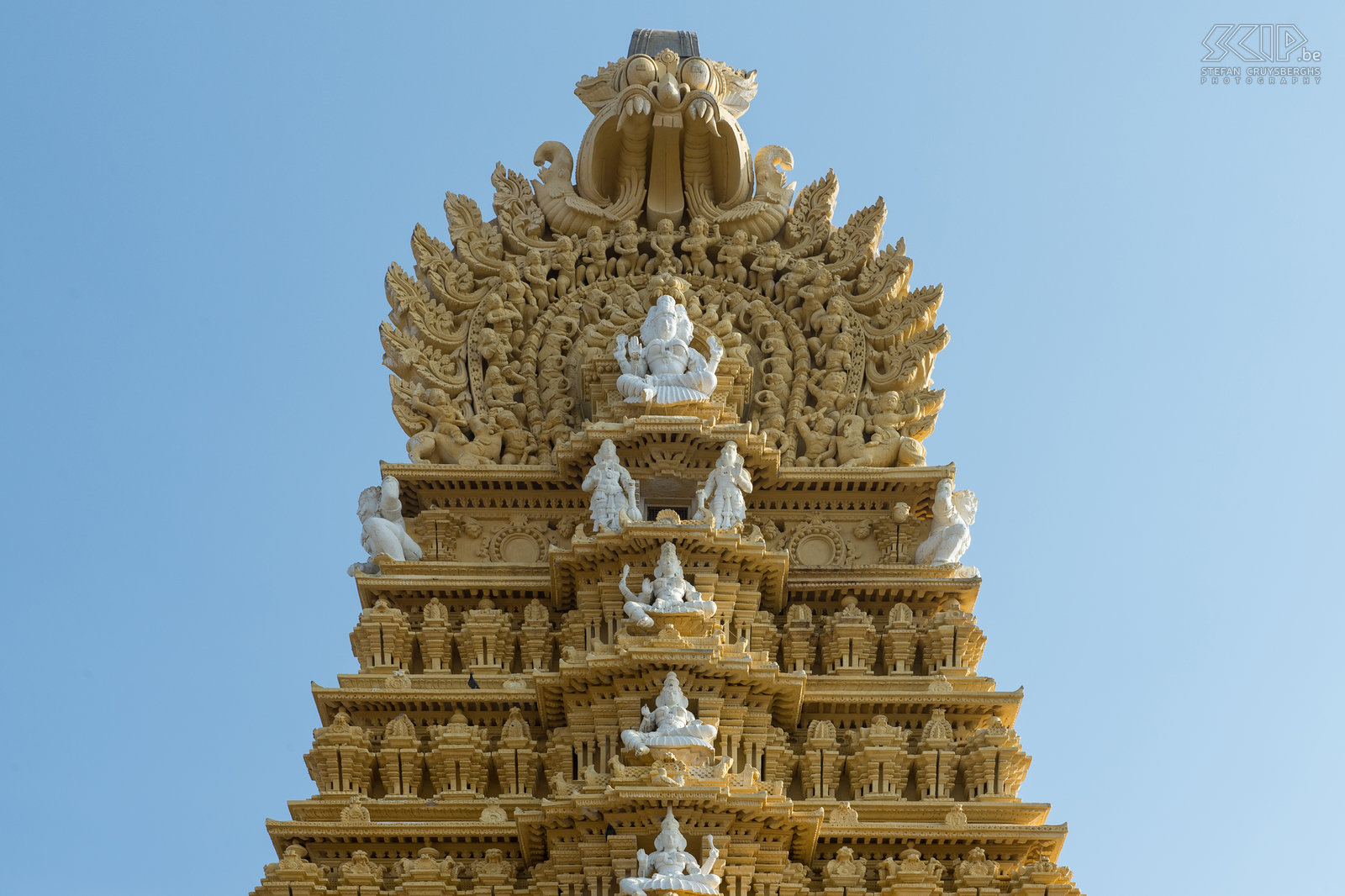 Mysore - Chumanudi heuvel - Chamundeshwari tempel De Chamundi heuvels bevinden zich 13 km ten oosten van Mysore. De Chamundeshwari tempel ligt op de top van de belangrijkste heuvel. De eerste tempel werd gebouwd in de 2e eeuw, maar de enorme toren werd pas gebouwd in 1827.<br />
 Stefan Cruysberghs